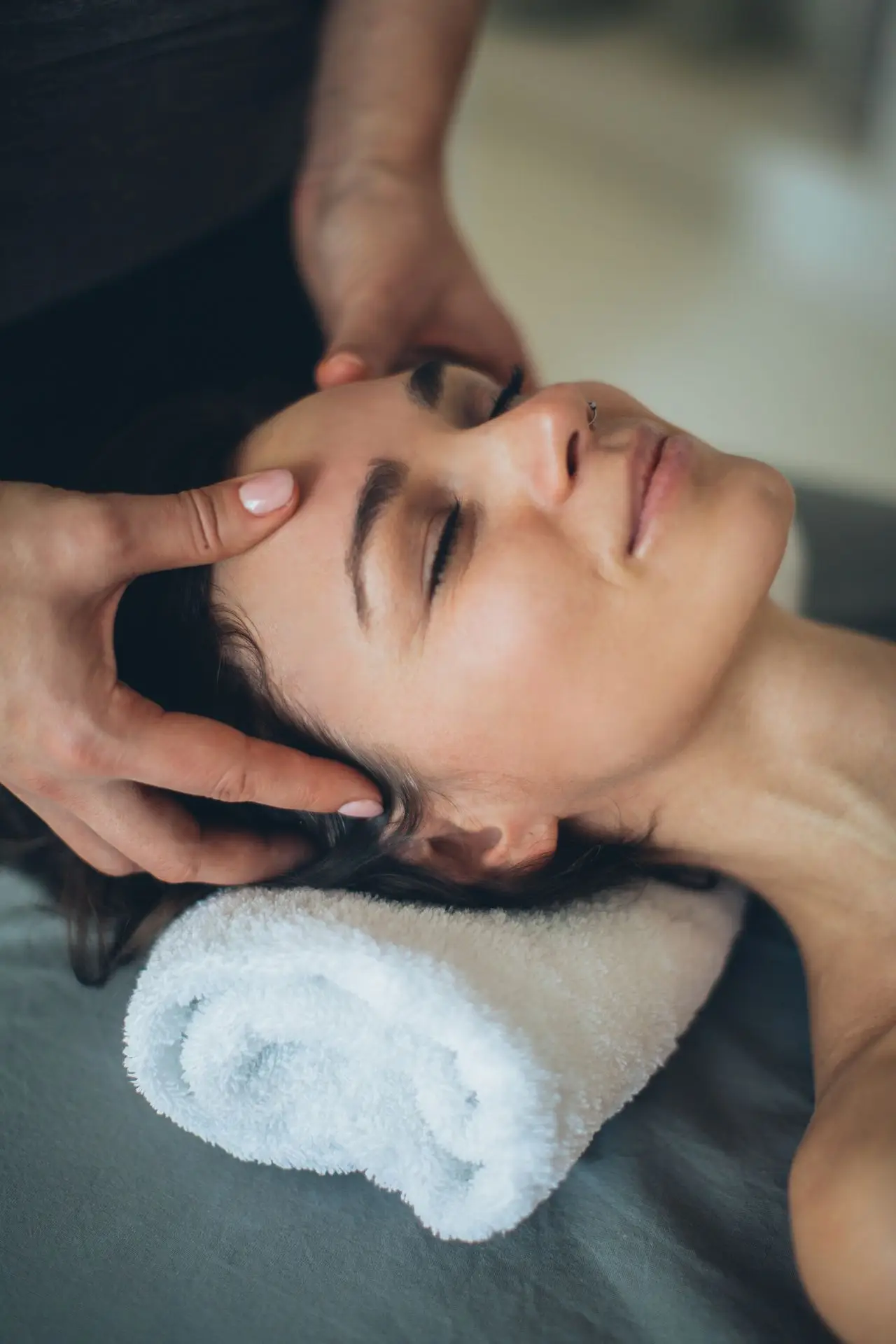 Professionelle Spa-Behandlung mit ätherischen Ölen und warmem Licht