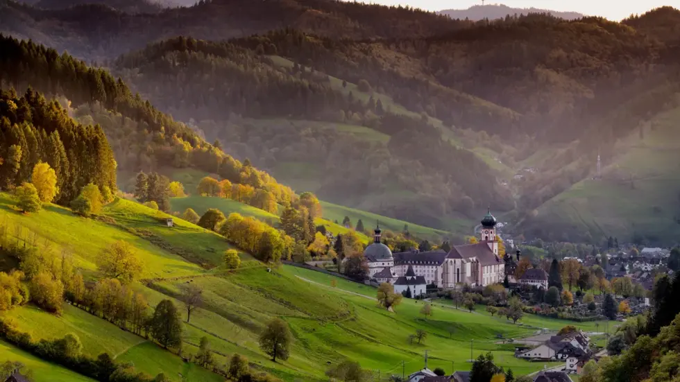 Malerische Naturlandschaft mit See und Bergen am frühen Morgen