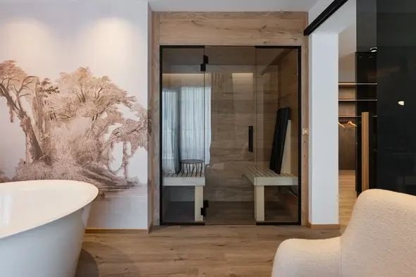 Premium-Suite mit privater Sauna und Panoramafenster